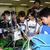 堺製油所で蒸留実験を行う子どもたち（昨年のツアーで）