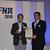 受賞を喜ぶＦＭ栃木の香川社長（左）と浜田委員長