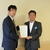 協定書を手にした常本理事長㊨と安東部長
