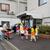石油会館に避難する子どもたち