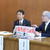 ステッカーの意義を説明する髙橋理事長（右）