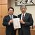 岩屋議員（右）に大会決議を渡す永岡会長