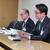 資料に目を落として説明を聞く佐藤町長㊨