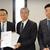 要望書とアンケート結果を加藤専務に手渡す安井理事長（左）と西尾委員長（右）