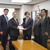 杉本公取委員長（右３人目）に中間報告書と申し入れ書を手渡す議連幹部 　