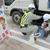 トラックから軽油を抜き取る県税務課職員（山陽自動車道宮島ＳＡ下り線で）