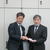 小久保専務（右）に目録を手渡す澁谷広報委員長