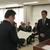 感謝状を贈られる岡副理事長（右）