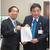 河村市長(右)に陳情書を手渡す宇佐美理事長(名古屋市役所で)