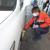 マスクをして洗車するスタッフ（福岡市内で）