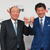 月岡前会長からバトンを受け新会長に就任した杉森氏㊨