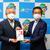 須藤市長（左）に寄付金を手渡す葉取締役