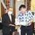 ２万枚のマスクを目録で河村市長に手渡す竹内社長(左)