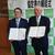 協定を結んだ荒川支部長㊨と渡邉町長