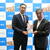 杉江理事長㊨から迫市長に寄付金が渡された