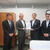 要望書を手渡すトラ協の（左から）尾崎氏、堀田氏と、受け取る全石の加藤氏、浜田氏