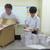 マスクを送る作業に追われる石商事務局スタッフ（長崎石商事務所で）