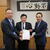 予算・税制改正要望書を手渡した（各写真中央、後藤副幹事長）