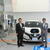 セレモニーでＥＶに充電する出光・平野常務（右）とデルタ電子・柯代表