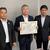 感謝状を手にする藤村前県油政連会長（中央）右は三原理事長、左は丸木新会長