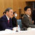 初会合で指示を出す菅首相㊧と議長の加藤官房長官