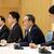 閣僚に指示を出す菅首相（右２人目）
