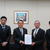 要望書を受け取るＮＥＮＯＳ大阪第１支店の野村執行役員支店長（中央）