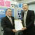 宮沢議員に要望書を手渡す玉木会長（右）