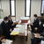 調査概要を説明する田辺部長（右奥）とそれを聞く加藤副会長・専務理事（左奥）