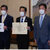 贈呈式の様子（左から中村知事、松浦四国事業所長、渡部裕一総務部長）