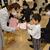 担任から入園許可証を受け取る新園児
