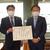贈呈式に臨む渡辺執行役員㊧と多田仁香川県東京事務所長