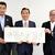 小礒氏（中央）に推薦状を手渡す大家会長（右）と加藤副会長