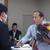 永岡理事長から笑顔で花束を受け取る西氏㊨