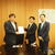 亀岡会長㊧に要望書を手渡す樋口会長㊥