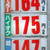 １６４円の看板を掲げるフルＳＳ（群馬県内）