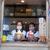 かきフルーツを提供する店長さん（左）とニューコロンブスの学生さん