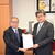 大家会長（左）が萩生田大臣に要望書を手渡した