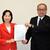 松島議員（左）に要望書を手渡す大家会長