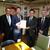 中村候補（左から２人目）に要望書を手渡した