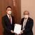 村井氏（左）に要望書を手渡す有泉会長