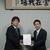 宮下氏（右）に要望書を手渡す中島会長