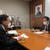 北村議員（右）に業界の実情を説明する岡部理事長
