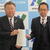 協定を締結した高見澤理事長（左）と永江所長