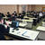 秋田市会場で皆川局長（手前）の説明に聞き入る組合員ら