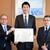 大家会長（左）から朝日議員（中央）に推薦状を手渡した（永田町議員会館で）