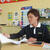 関係資料を広げ福祉車両事業に挑む山崎石油の飯野さん(同社青野ＳＳで)