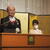 久美子夫人とともに謝辞に立つ遠藤氏