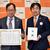贈呈式に臨む公文山口事業所長㊧と藤田市長