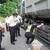 採油作業に立ち会う群馬石商の役職員